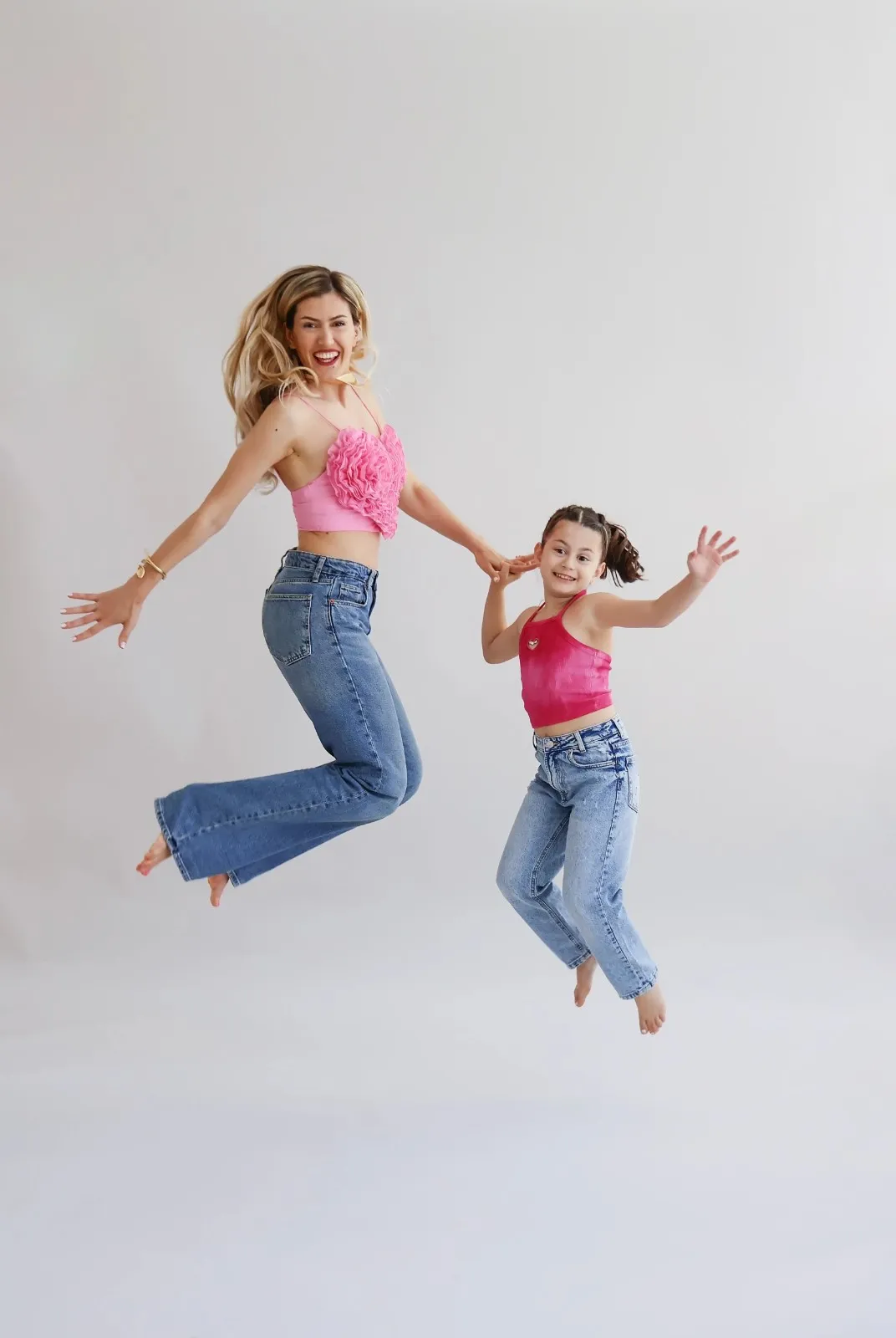 Fotografi familjare – momente të natyrshme me të dashurit, buzëqeshje dhe përqafime