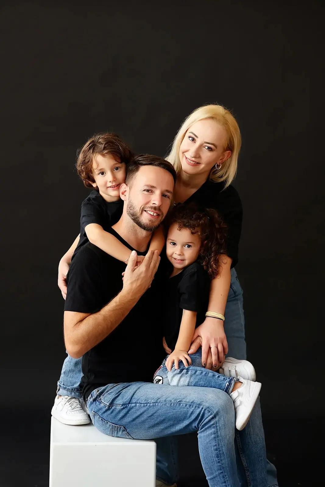 Fotografi çift – momente romantike, dritë natyrale dhe lidhje e vërtetë