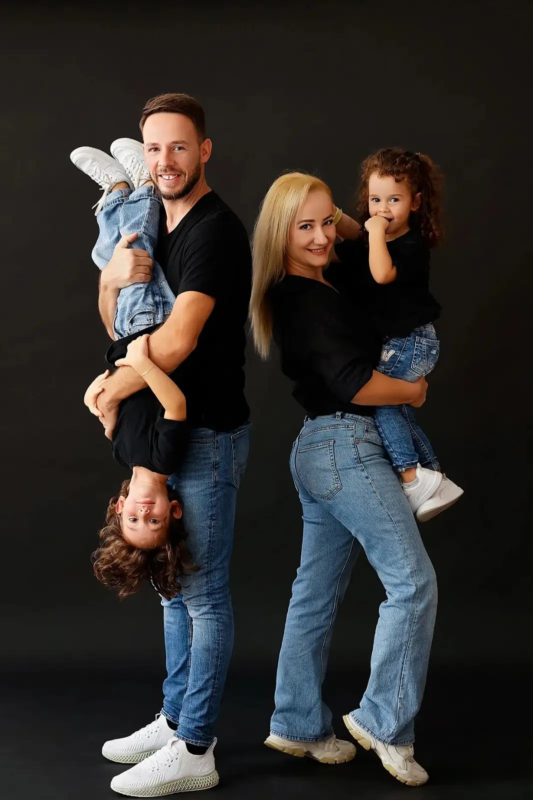 Fotografi familjare – portret i bukur i familjes, ngjyra të buta dhe atmosferë e ngrohtë