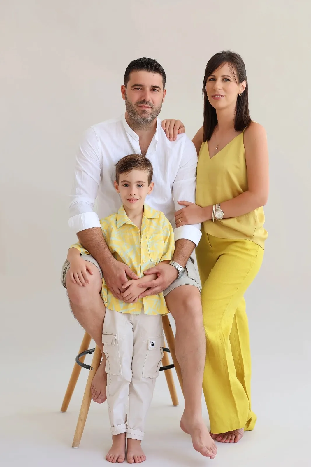 Fotografi familjare – lidhje e fortë mes anëtarëve, kompozim elegant dhe dritë natyrale
