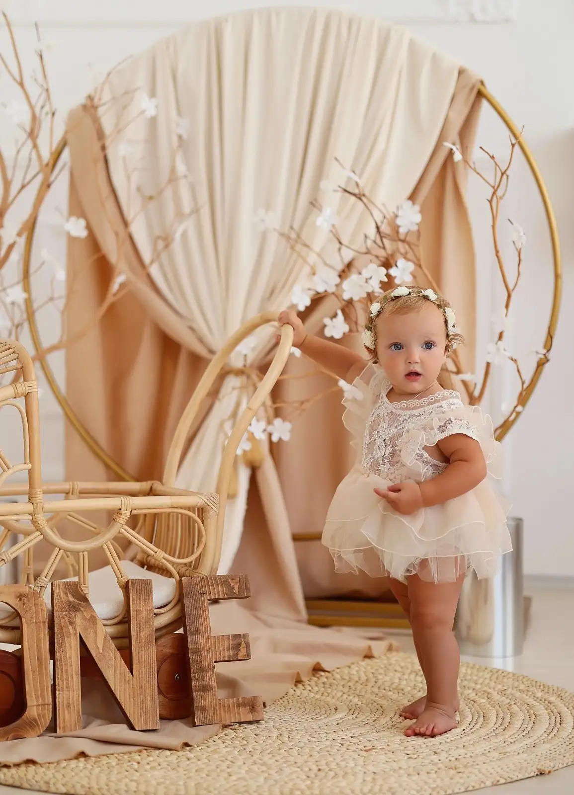 Fotografi shtatëzanie – seancë elegante me dritë të butë dhe kompozim të pastër