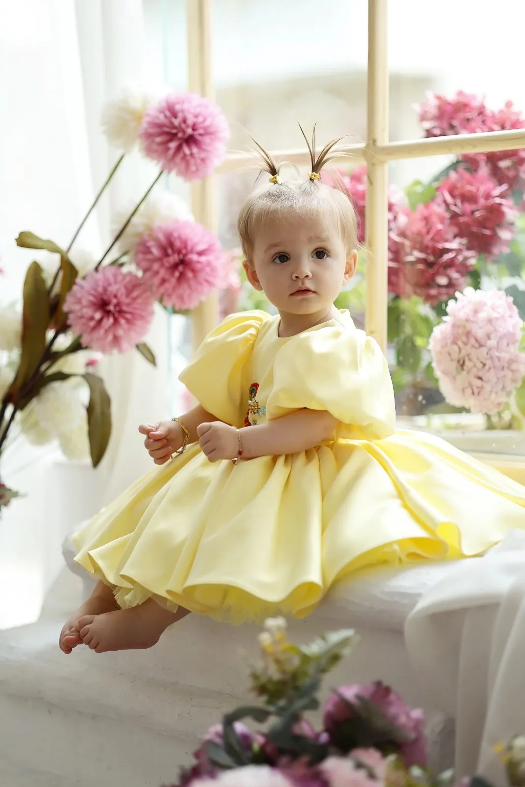 Fotografi shtatëzanie – seancë elegante me dritë të butë dhe kompozim të pastër