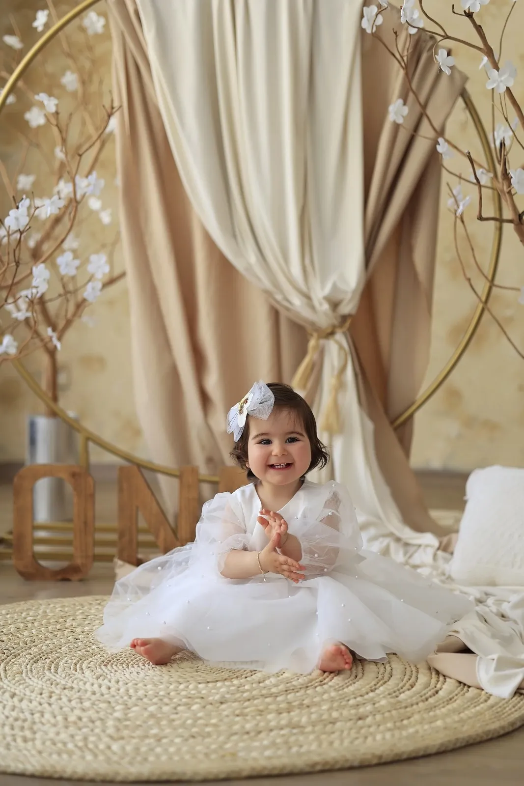 Fotografi shtatëzanie – seancë elegante me dritë të butë dhe kompozim të pastër