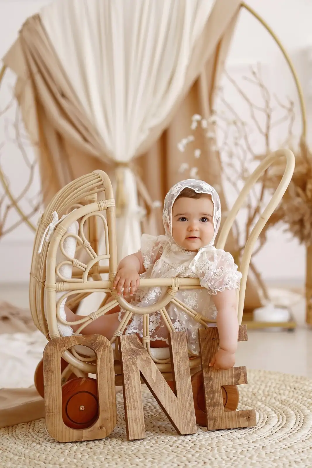 Fotografi shtatëzanie – seancë elegante me dritë të butë dhe kompozim të pastër
